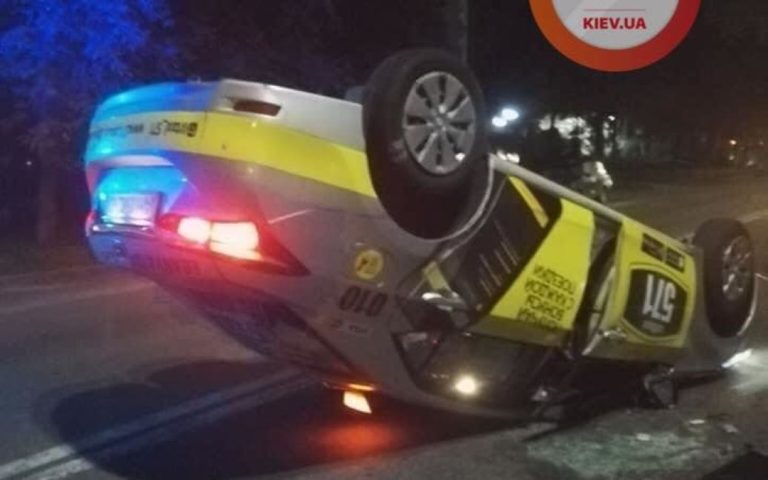 У Києві таксист заснув за кермом, автівка з пасажиркою перекинулась: фото