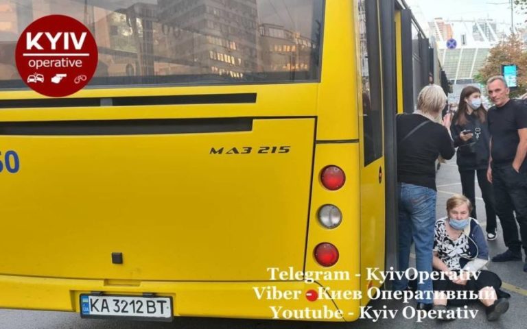 Не встигла вийти: у Києві водій маршрутки зачинив двері і протягнув жінку асфальтом