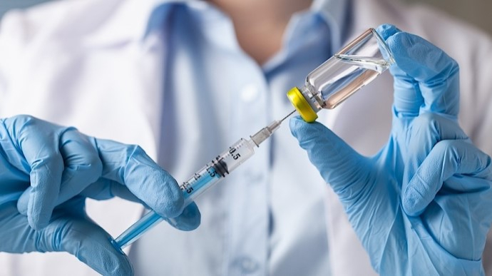 Захищає при «Delta»: вакцинація проти COVID-19 на 90% зменшує ризик госпіталізації та летальності