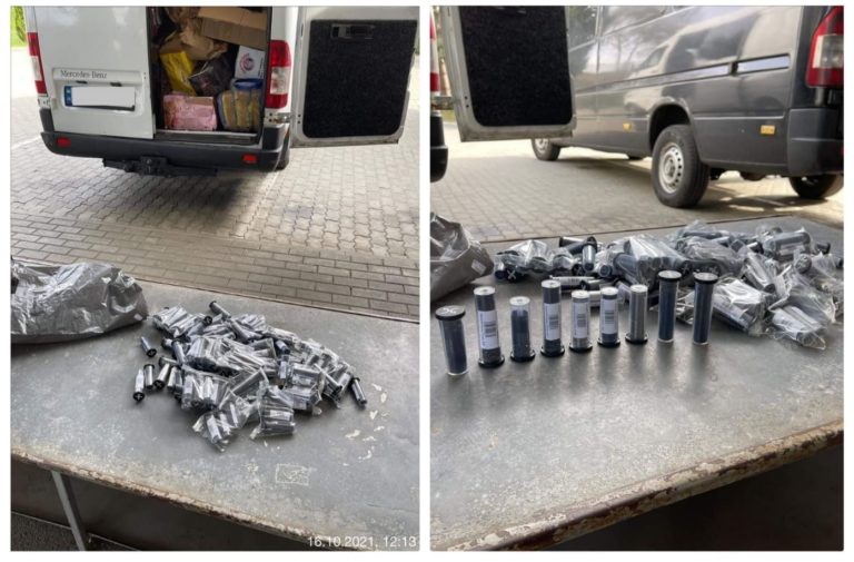 “Віз посилки з Італії”: у мікроавтобусі 22-річного українця на кордоні знайшли комплектуючі до зброї (фото)
