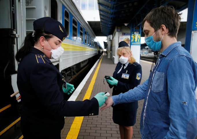 Невакцинованих не пустять в поїзди та автобуси: Уряд посилив обмеження для поїздок у громадському транспорті