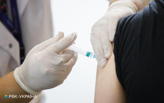 Українцям відповіли на головне питання про вакцинацію від COVID-19: чи буде третя доза