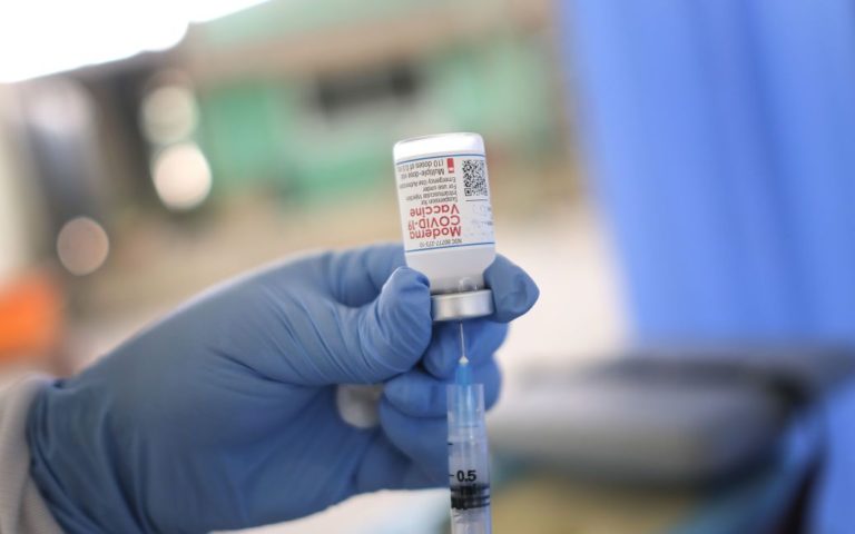 Швеція, Данія і Норвегія обмежили щеплення COVID-вакциною від Moderna через побічний ефект