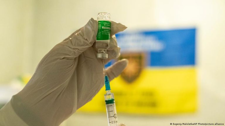 МОЗ сказав, коли з’явиться Covid-вакцина українського виробництва