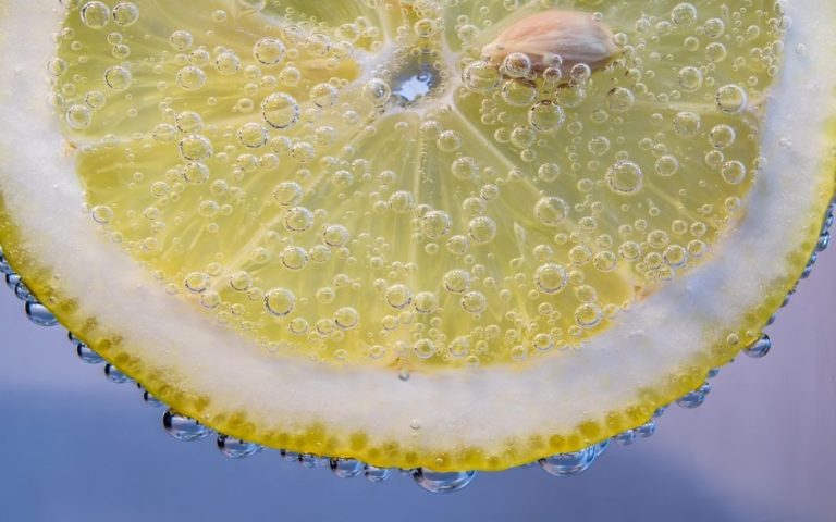 Біль буде нестерпний: лікар розповів, чому під час COVID-19 не рекомендують їсти лимони