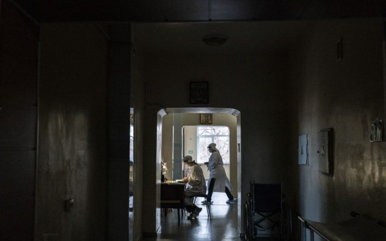 “Пекло поруч, а таксі до моргу вже чекає”: українець “без прикрас” про лікування та жахи коронавірусу в лікарні