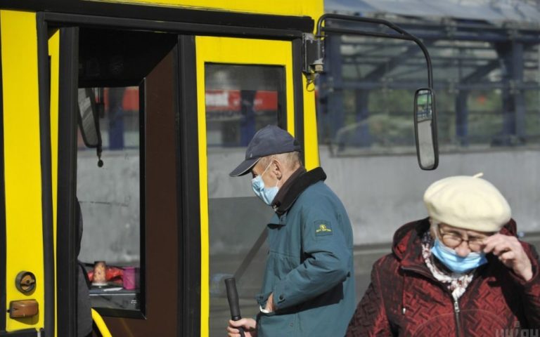 Чи висаджуватимуть пасажирів без COVID-сертифікату з автобусу: пояснили у Нацполіції