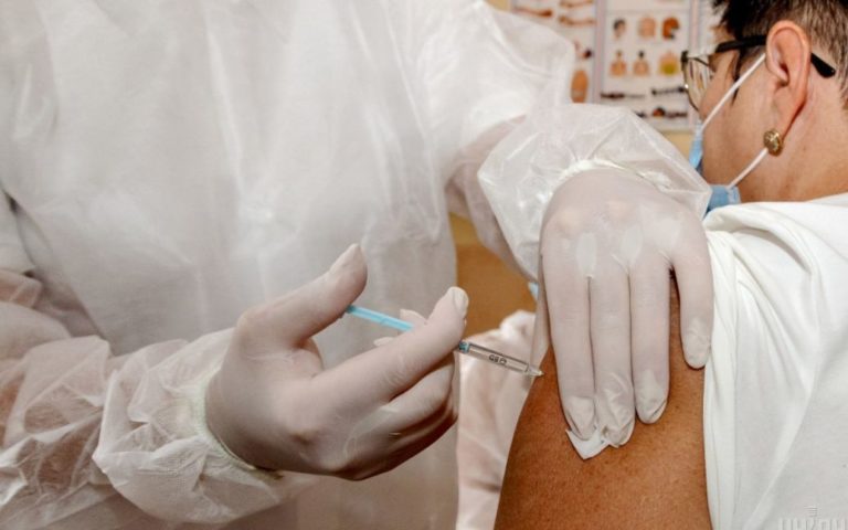 Вакцинацію від коронавірусу та грипу можна робити в один день – імунолог