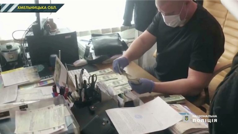 5 тисяч гривень, брав гроші та робив липові сертифікати: Спіймали лікаря  хабарника(ВІДЕО)