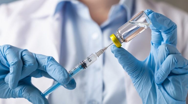 Чи потрібна третя доза вакцини: доктор біологічних наук назвав за і проти