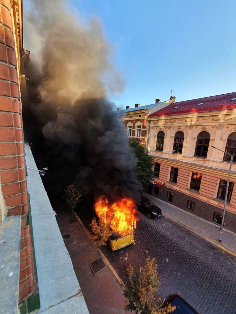 Масштабна пожежа у центрі Чернівців: горить міська маршрутка (ФОТО)