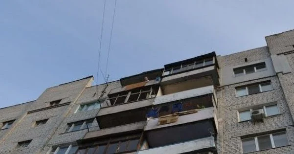 Жінка випала з вікна 8-го поверху та повисла на сусідському балконі – фільм жахів