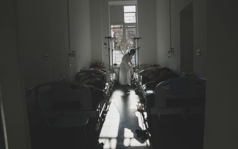“Пацієнт робить цю страшну помилку, і штам “Дельта” не залишає шансів”: лікарка про жорстокість вірусу