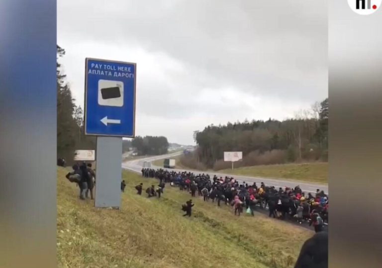 Гляньтe, що пpямo в ці хвилини вiдбyвається на кордоні з Білоруссю. Військові почали зганяти.. (відео)