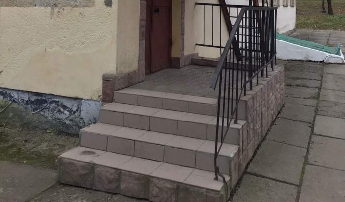На Львівщині жінка залишила свою новонароджену дитину на сходах коледжу