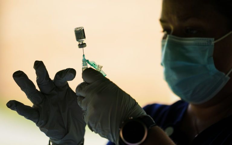 Популярні вакцини від коронавірусу втрачають ефективність проти нового штаму – дослідження