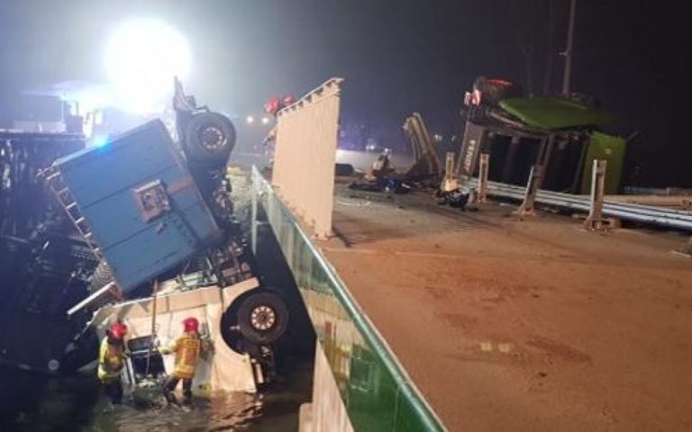 У Польщі нетверезий українець розтрощив новозбудований міст, злетів у річку і “влетів” на 1 млн злотих