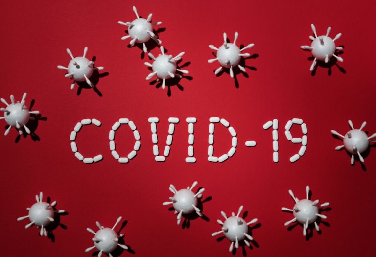 Комаровський пояснив, у яких випадках коронавірус може “пробити” вакцину