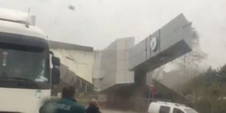 Потужний ураган у Стамбулі перевертає автівки і руйнує будинки: ВІДЕО