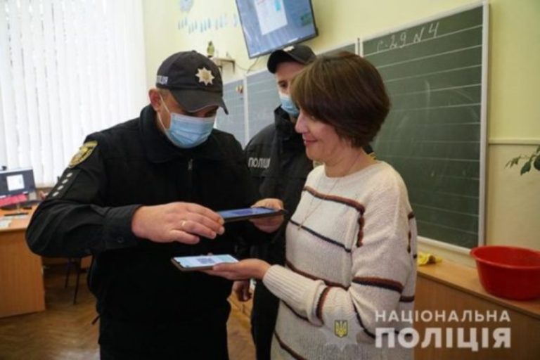 Поліцейські прийшли в школу для перевірки ковід-сертифікатів: Як вчителька з ними розквиталася (ВІДЕО)