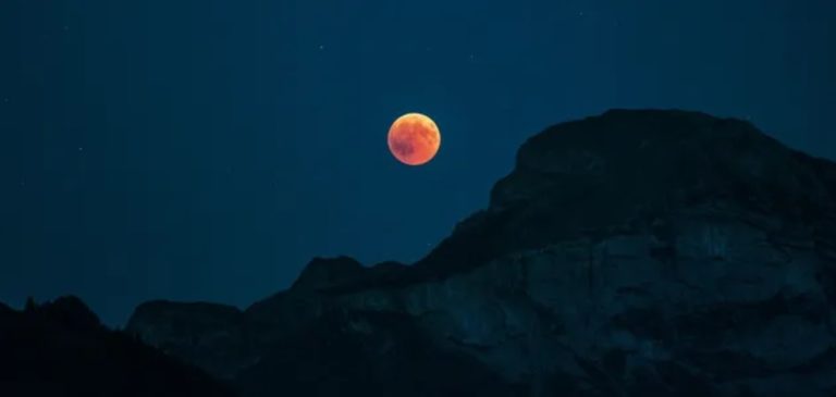 Місячне затемнення 19 листопада 2021: чим небезпечне та як захиститися