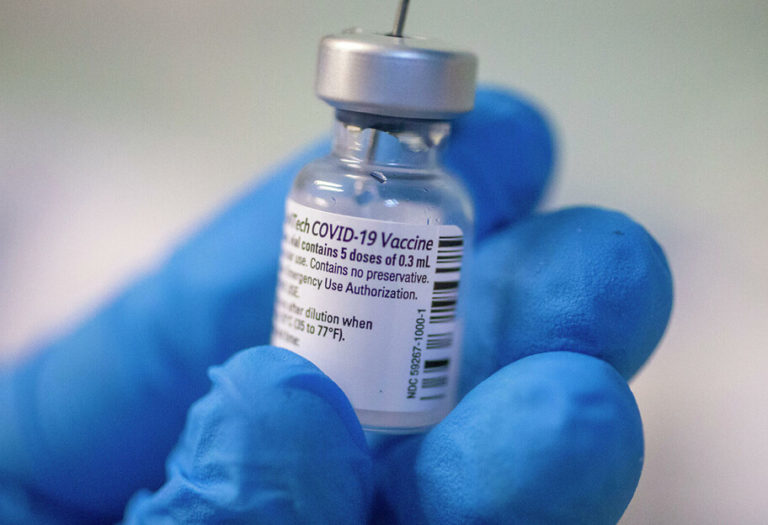 Постійно та регулярно: гендиректор Pfizer зробив заяву про вакцинацію проти COVID-19