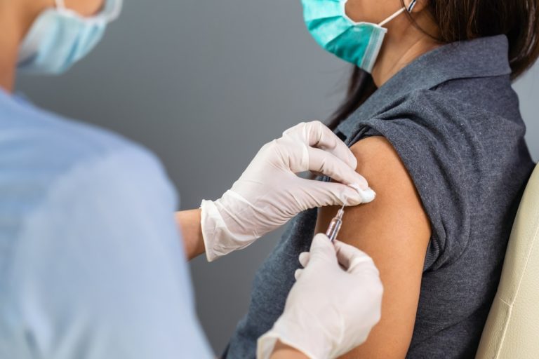Українці масово відмовляються від другої дози вакцини: медик назвав три причини