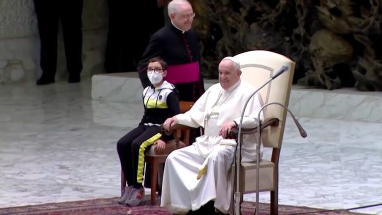 Мама недужого хлопчика Паоло, який сів біля Папи, стверджує, що її син зцілився