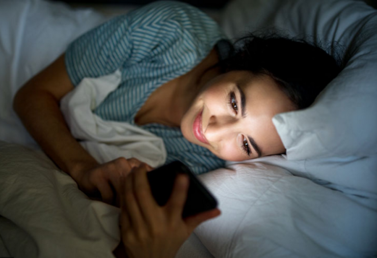 Заберіть телефон подалі: експерт пояснив, чому шкідливо спати зі смартфоном