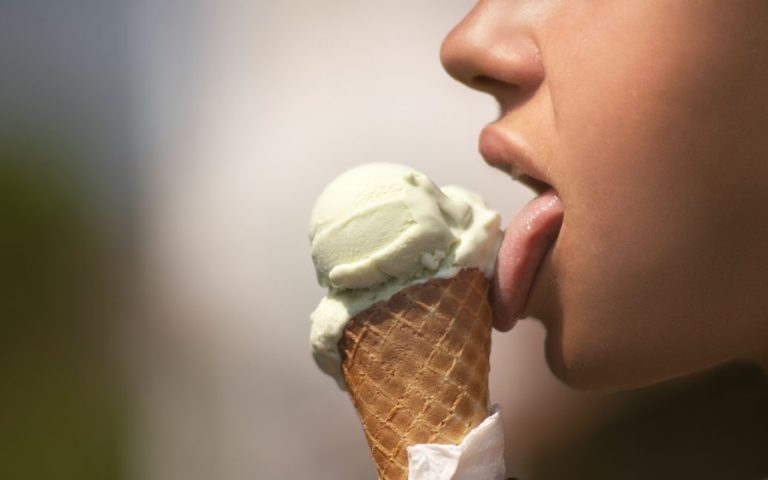 П’ятирічний хлопчик грався телефоном батька і замовив морозиво на тисячу доларів