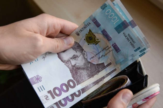 “Спосіб заробити”: українці продають “1000 грн від Зеленського” за готівку (ФОТО)