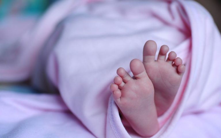 Двох немовлят госпіталізували після помилкової вакцинації від коронавірусу: що відомо