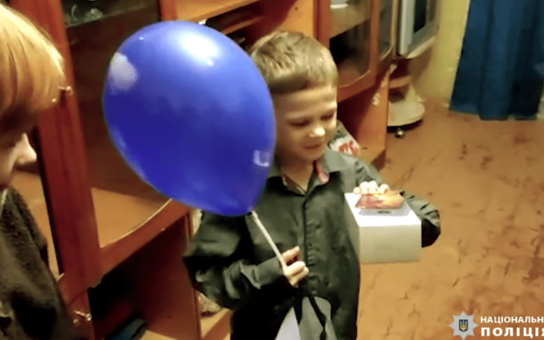 Здійснили мрію: чернігівські копи подарували смартфон 8-річному хлопчику, який мив машини біля ТРЦ