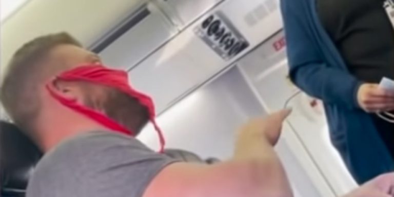 Пасажир літака замість маски одягнув червоні жіночі трусики: Інцидент потрапив на відео