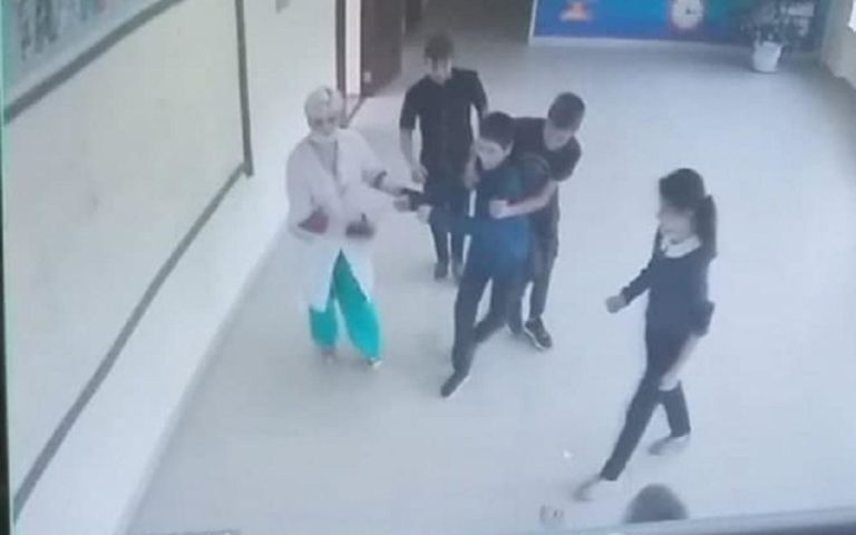 У Росії медсестра побила школяра за те, що він відмовився робити Манту