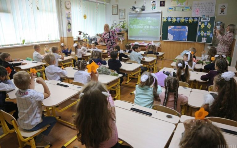 В Україні оновили карантинні обмеження для закладів освіти: що змінилося