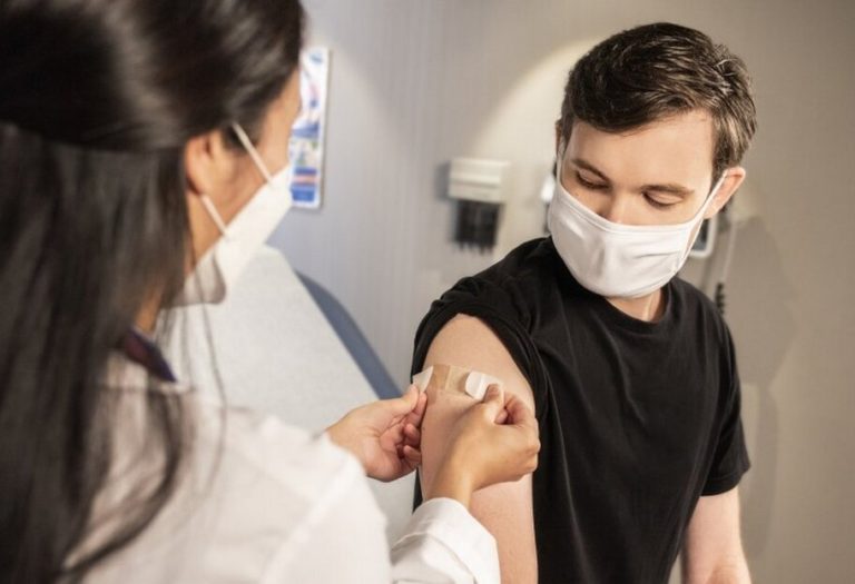 Ляшко підписав наказ про бустерну вакцинацію: хто і коли отримає щеплення