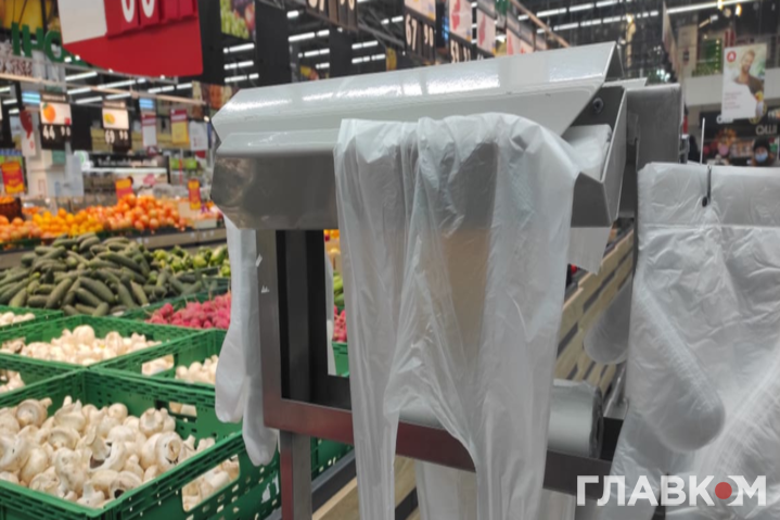 “Шалений стрибок цін”: з 1 лютого українці платитимуть за пакети в супермаркетах в кілька десятків разів більше
