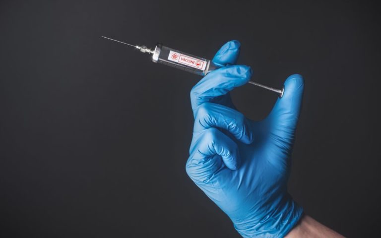 Захотів позбутися болю в суглобах: в Індії пенсіонер під “липовими” документами вакцинувався 12 разів
