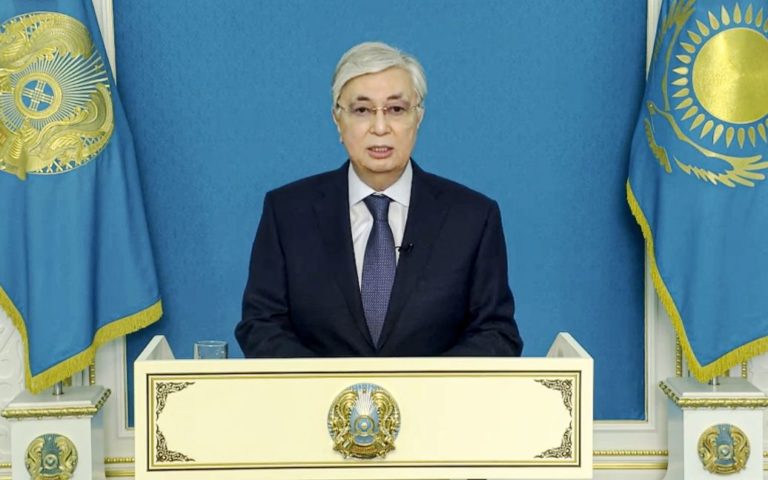 Президент Казахстану наказав силовикам відкривати вогонь на ураження без попередження