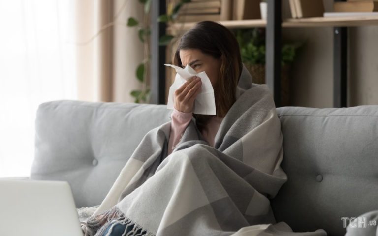 Українці все частіше почали одночасно хворіти і на COVID, і на грип: як розрізнити симптоми