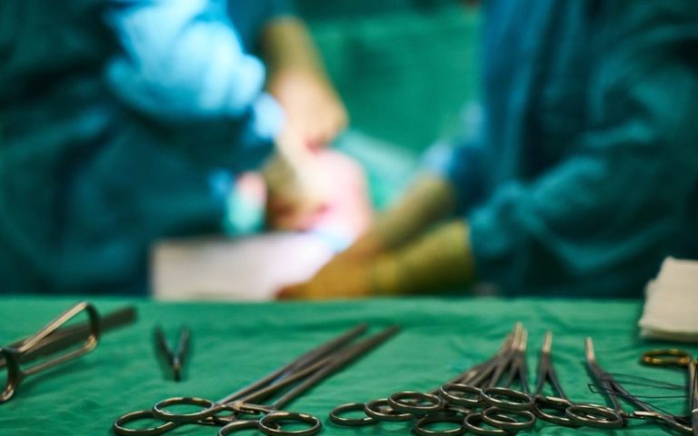 Хірург випалював на печінках пацієнтів свої ініціали: як його покарали