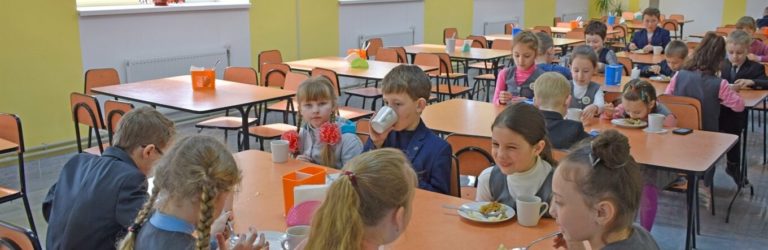 “Без цукру діти не хочуть їсти”: батьки скаржаться на нове меню від Клопотенка в садках і школах