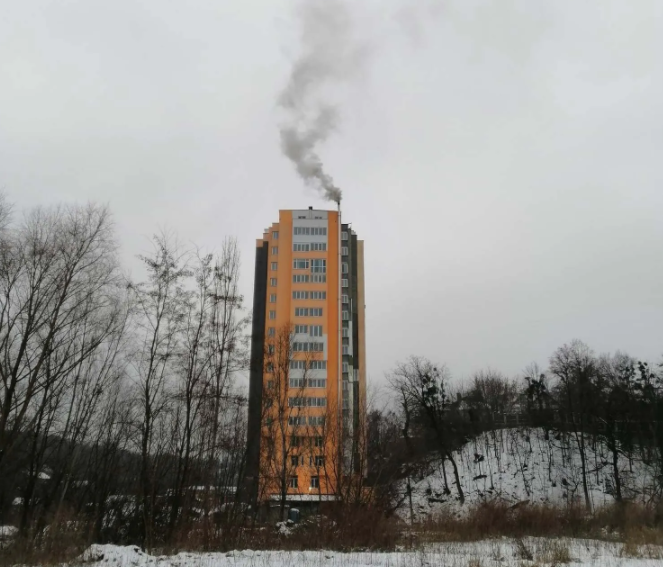 У Києві 16-поверховий будинок почали опалювати дровами