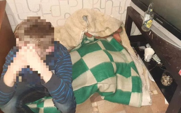 Спав на підлозі та їв у сусідів:  мати знущалася з 12-річного сина