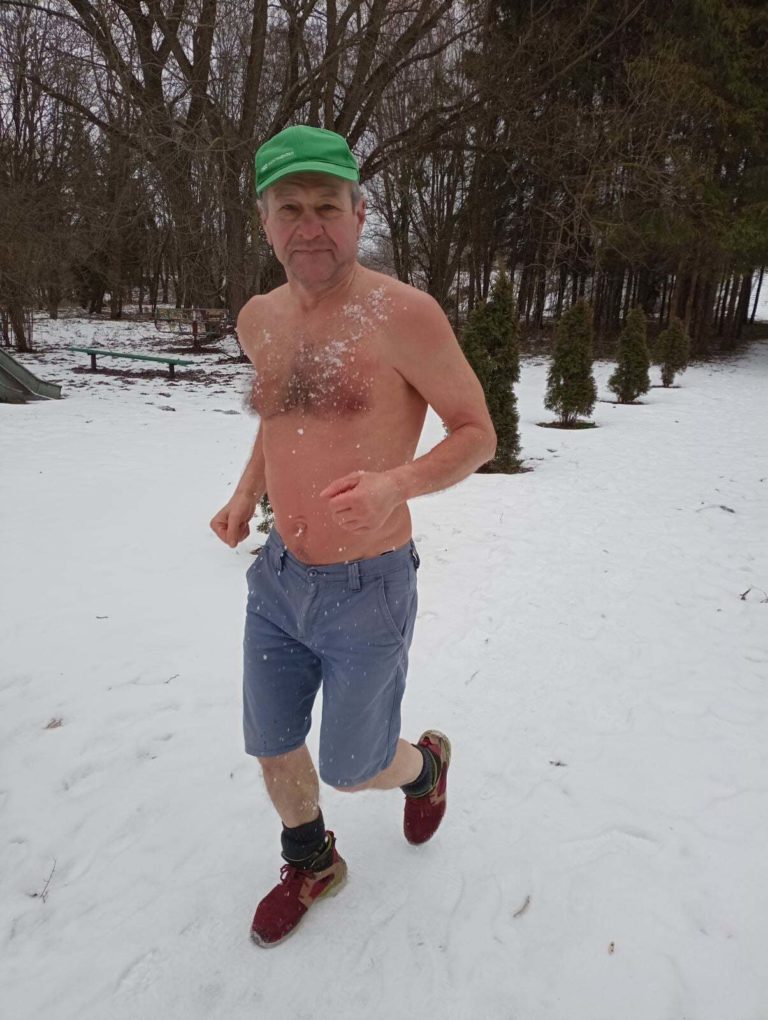 Рекордсмен майже голим пробіг по снігу марафонську дистанцію у 42 км (ВІДЕО)