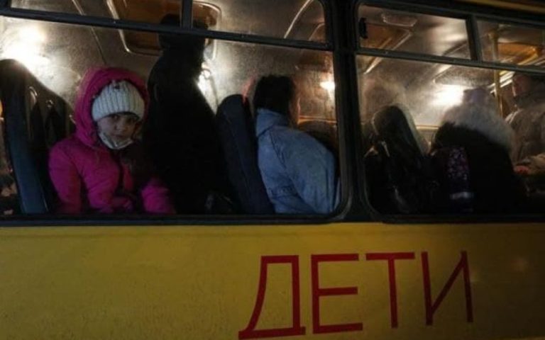 Дві доби без їжі та сну: люди, яких примусово вивезли до Росії, перебувають у жахливих умовах (фото)