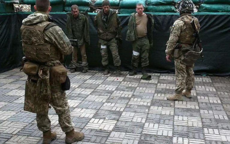 Українські захисники взяли у полон російських окупантів: з’явилися фото