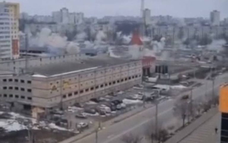 Російські окупанти у Харкові обстріляли людей, які стояли у черзі: відео