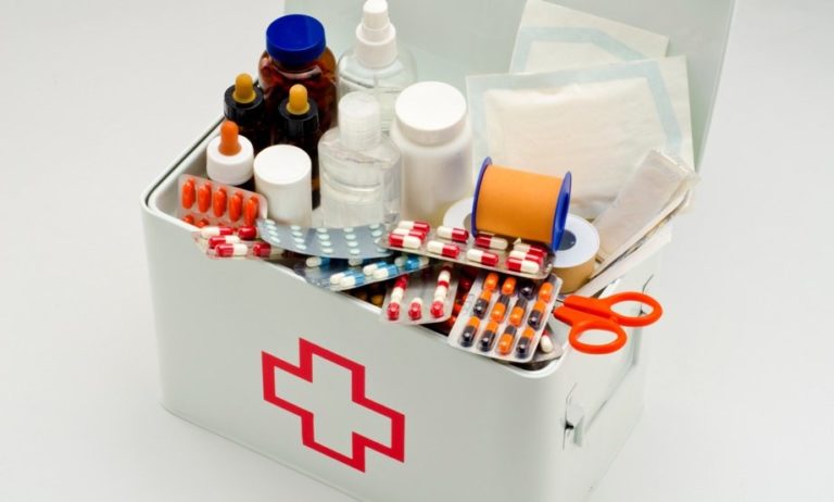 Лікування «Омікрон»-інфекції вдома: що потрібно мати у сімейній аптечці